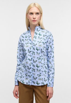 Hellblaues Hemd mit Schmetterlingsmuster in grün und weiß. Hat einen Stehkragen und lange Ärmel, aus glattem Stoff gefertigt.
