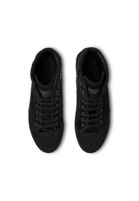 Sneaker alte nere con tomaia testurizzata, lacci piatti e punta in gomma. Presenta una cerniera laterale per un facile accesso e una suola resistente.