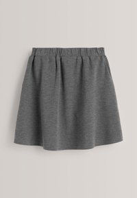 Jupe grise longueur genou avec taille élastique, en tissu doux, présentée à plat sur un fond neutre.