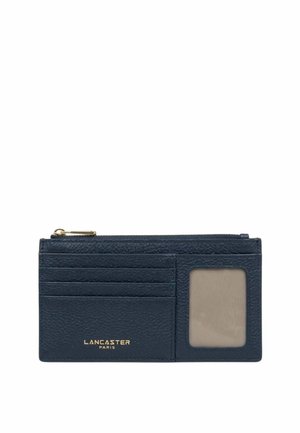 Portefeuille compact en cuir bleu marine avec trois emplacements pour cartes, une fenêtre transparente pour pièce d'identité, un compartiment à monnaie zippé, et un logo doré "Lancaster Paris".