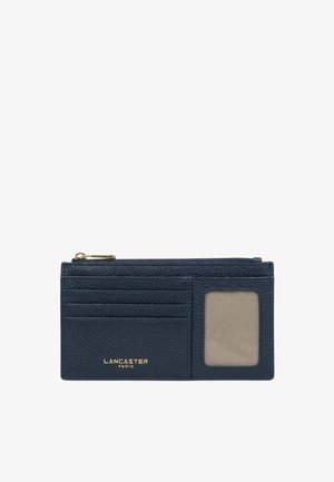 Portefeuille compact en cuir bleu marine avec trois emplacements pour cartes, une fenêtre transparente pour pièce d'identité, un compartiment à monnaie zippé, et un logo doré "Lancaster Paris".