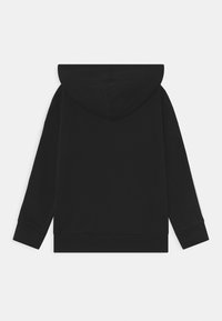 Felpa nera con cappuccio, in misto cotone, tasca frontale, cappuccio con cordino, polsini e orlo a coste, texture liscia, senza loghi o motivi visibili.