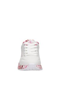 Scarpa sportiva bianca con accenti rosa, caratterizzata da una tomaia in rete traspirante, punta arrotondata e suola decorata con disegni audaci in rosa e rosso.