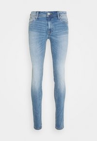 Jeans skinny em denim azul claro, com um design desbotado, cinco bolsos e um fecho frontal com botão. O tecido tem uma textura suave.