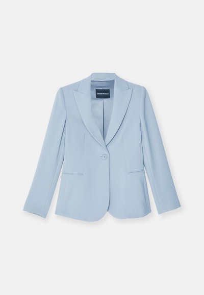 Šviesiai mėlynas švarkas, pagamintas iš minkštos medžiagos, su vienu mygtuku, notch tipo apykaklėmis, dviem priekinėmis kišenėmis ir ilgomis rankovėmis.