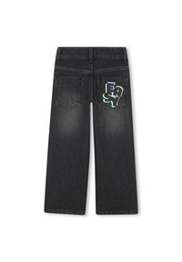 Jean noir à jambes larges avec deux poches arrière, dont l'une affiche des lettres colorées épelant "EASY" sur la poche droite.