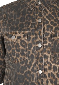 Zizzi MIT LEOPARDEN - Denimové šaty - leo aop