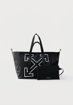 Bolso tote negro con logo de flecha blanca y neceser negro a juego con texto "Off-White", ambos sobre un fondo blanco.