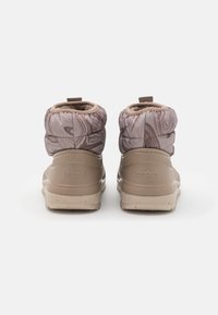 Botas de tornozelo castanhas e bege com parte superior almofadada, design marmoreado e solas texturizadas. Apresentam uma aba de puxar para facilitar o calçar.