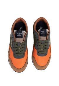 Sneaker multicolori con materiali in rete arancione e suede marrone, dettagli in verde oliva, lacci grigi e suola in gomma nera.
