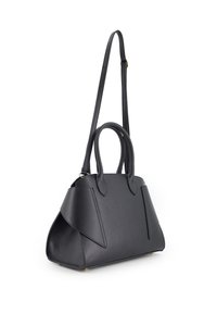 Sac à main en cuir noir au design structuré, avec des poignées supérieures doubles et une bandoulière amovible. Présente une surface texturée et des accents angulaires.