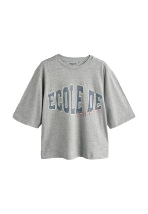 Szara koszulka z krótkim rękawem i okrągłym dekoltem, na której z przodu na niebiesko i różowo widnieje napis „ÉCOLE DE BALLET”.