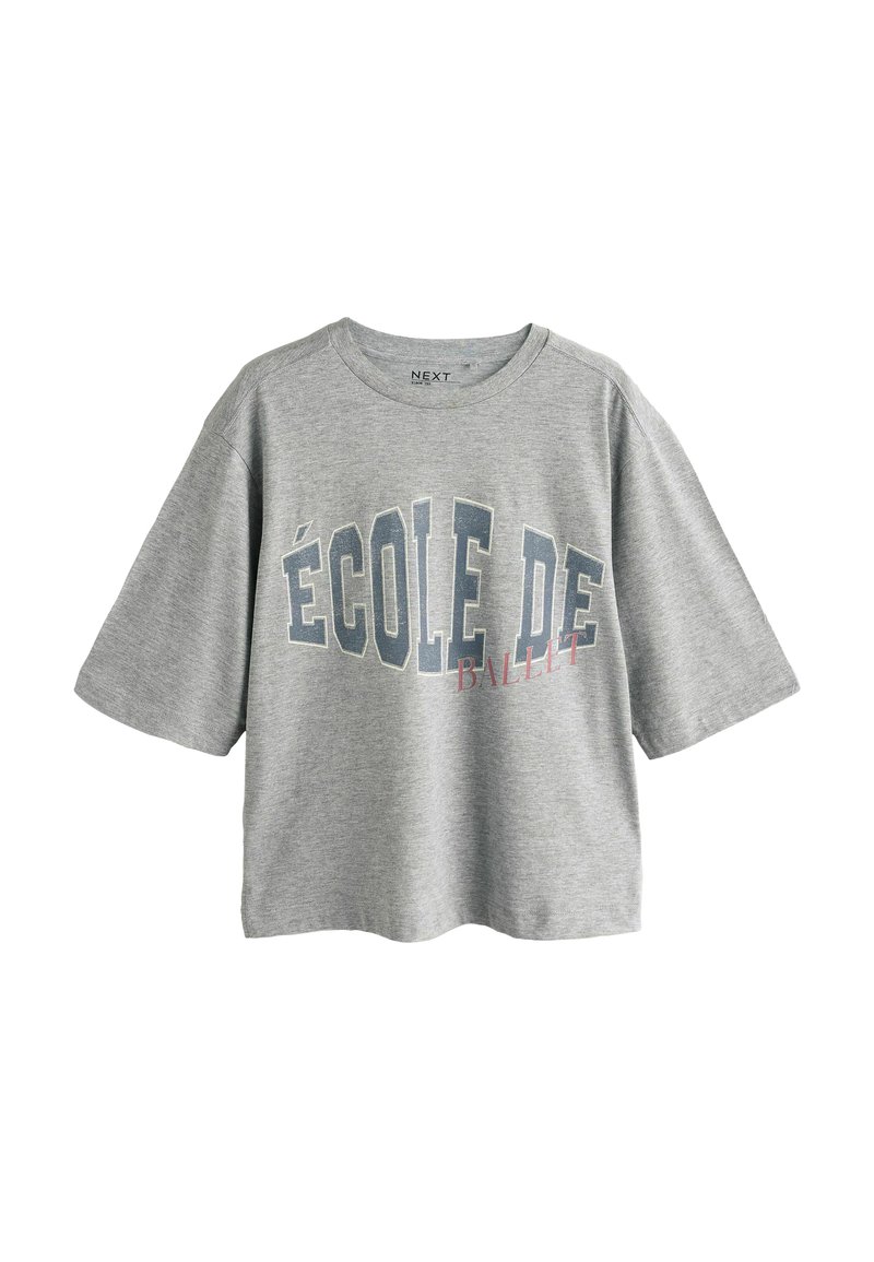 Szara koszulka z krótkim rękawem i okrągłym dekoltem, na której z przodu na niebiesko i różowo widnieje napis „ÉCOLE DE BALLET”.
