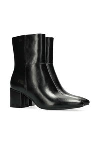 Černé kotníkové boty s lesklým koženým povrchem, špičatou špičkou a blokovým podpatkem. Jednoduchý design s viditelnými švy.