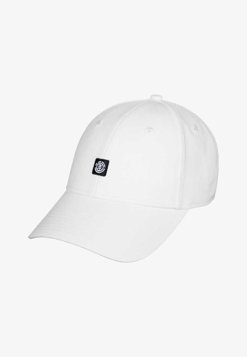 Weißer Baumwoll-Baseballcap mit gebogenem Schirm und einem kleinen schwarzen Logo-Patch auf der Vorderseite. Verfügt über sechs Belüftungslöcher und eine runde Krone.