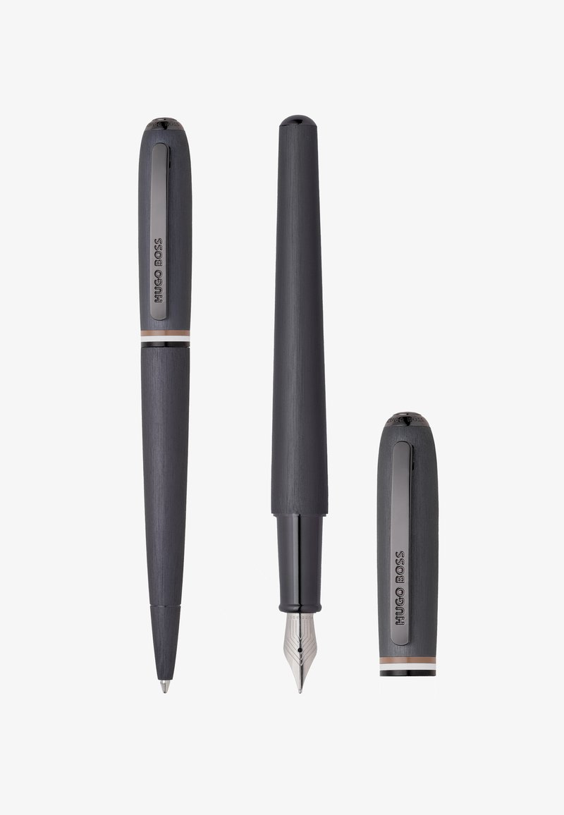 Stylos à bille et stylos plume Hugo Boss noirs mats présentés avec le capuchon, stylo plume débouché et capuchon détaché, affichant une plume et un clip argentés.