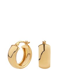 Złote kolczyki w kształcie kółek z polerowanym wykończeniem, z unikalnym prostokątnym zapięciem. Kółka mają gładką teksturę i zaokrąglony kształt.