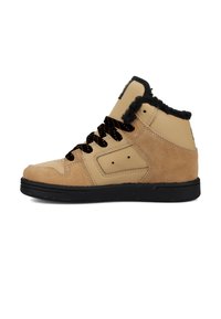 Hochformat Sneaker aus braunem Leder und Wildleder, mit schwarzer Gummisohle, schwarzen Schnürsenkeln und einem flauschigen schwarzen Kragen für zusätzliche Textur.