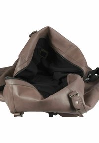 Bruine leren tote tas met een brede opening, een gladde textuur en een binnenvak. Heeft een zwarte stoffen voering en een verstelbare riem.