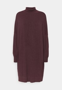Robe à col roulé oversize bordeaux en tissu tricoté doux, dotée de manches longues, de fentes latérales et d'une finition texturée.