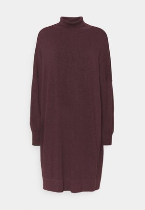 Robe à col roulé oversize bordeaux en tissu tricoté doux, dotée de manches longues, de fentes latérales et d'une finition texturée.