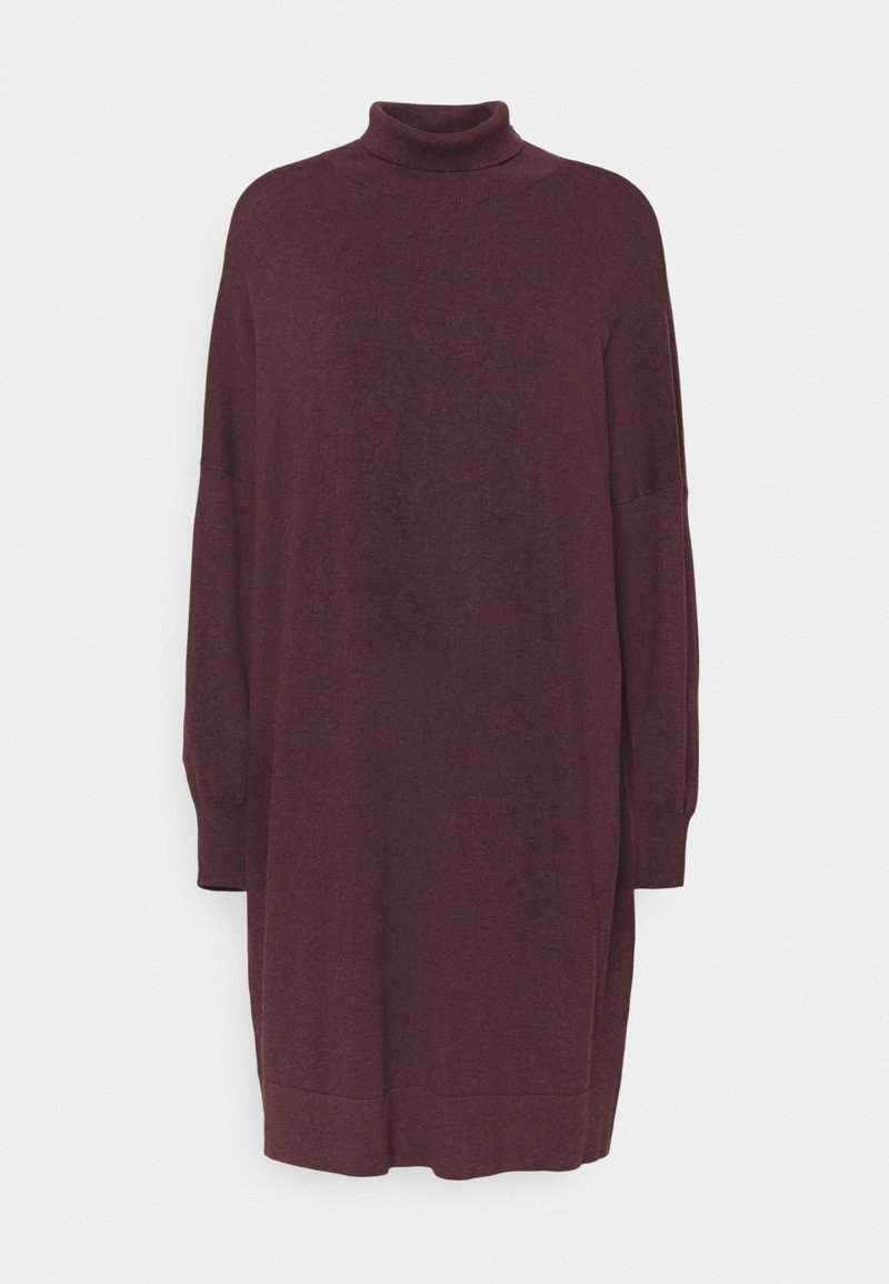 Robe à col roulé oversize bordeaux en tissu tricoté doux, dotée de manches longues, de fentes latérales et d'une finition texturée.