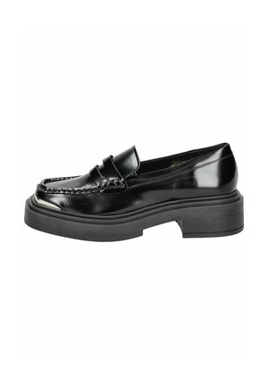 Mocassin noir en cuir brillant avec une semelle épaisse en caoutchouc et un petit talon, présentant un bout mocassin et une bride sur le cou-de-pied.