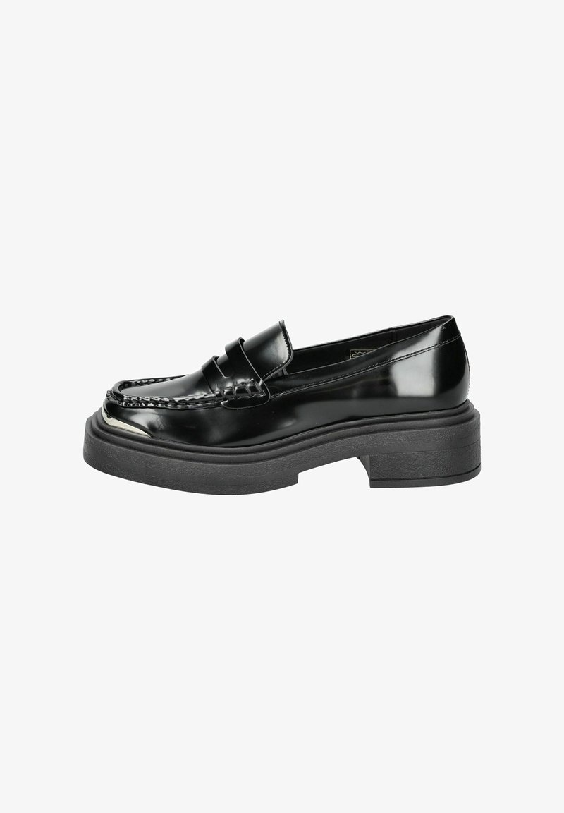 Mocassin noir en cuir brillant avec une semelle épaisse en caoutchouc et un petit talon, présentant un bout mocassin et une bride sur le cou-de-pied.