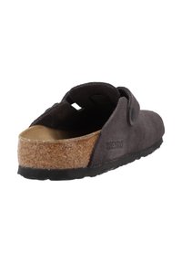 Grå mocka slip-on sandal med en korkfotbädd, justerbar rem med tryckknapp och texturerad svart gummi-sula.