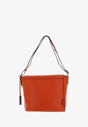Sac bandoulière en cuir orange avec une sangle accent noire, forme rectangulaire, base plate, fermeture éclair et une petite étiquette sur le côté.