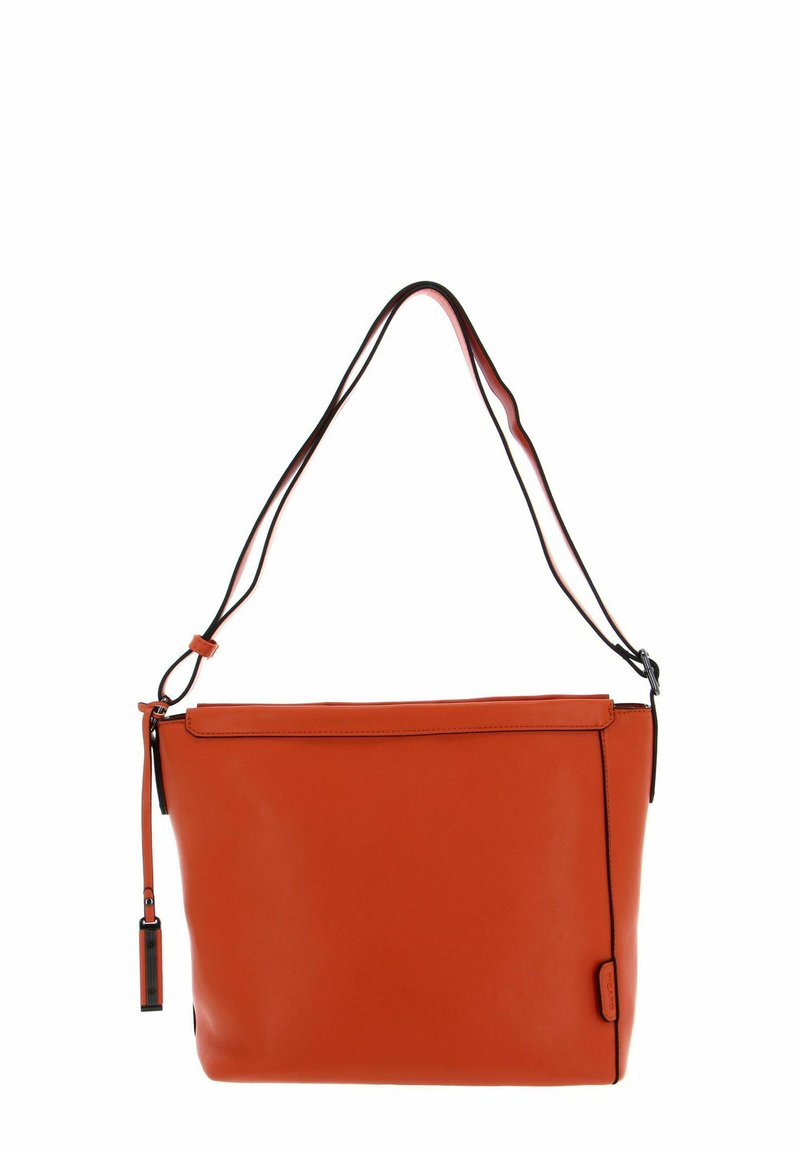 Sac bandoulière en cuir orange avec une sangle accent noire, forme rectangulaire, base plate, fermeture éclair et une petite étiquette sur le côté.