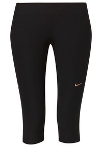 Czarne, krótkie legginsy wykonane z elastycznego materiału o gładkiej fakturze. Posiadają małe, różowe logo Nike na lewej biodrze oraz wzmocnione szwy.