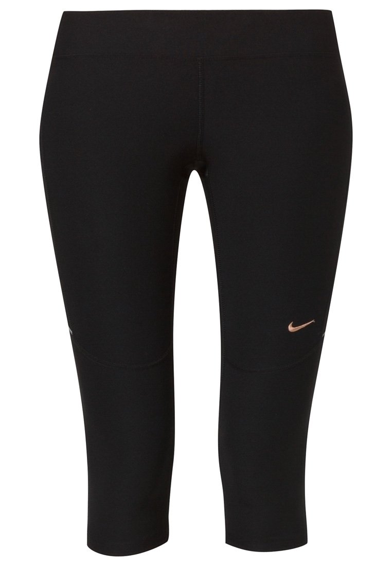 Czarne, krótkie legginsy wykonane z elastycznego materiału o gładkiej fakturze. Posiadają małe, różowe logo Nike na lewej biodrze oraz wzmocnione szwy.