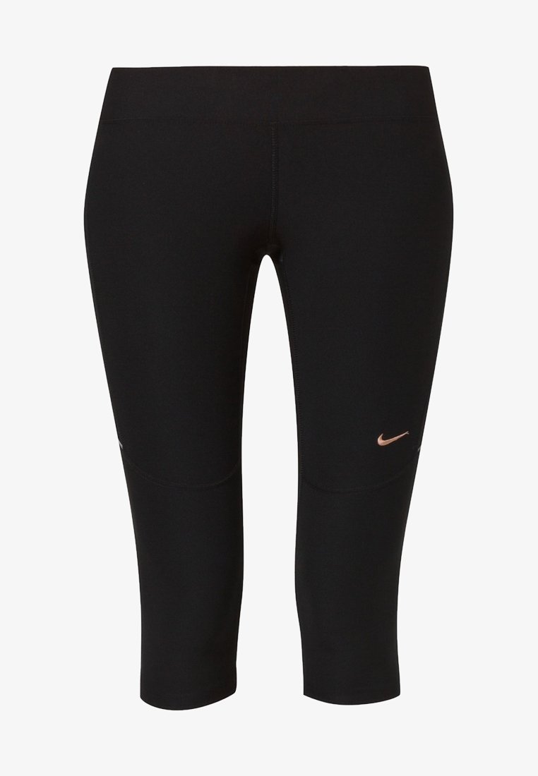 Czarne, krótkie legginsy wykonane z elastycznego materiału o gładkiej fakturze. Posiadają małe, różowe logo Nike na lewej biodrze oraz wzmocnione szwy.