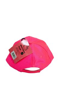 Różowa siatkowa czapka z zakrzywionym daszkiem, z metką logo z motywem Hello Kitty. Regulowany pasek z tyłu dla lepszego dopasowania. Teksturowana powierzchnia.
