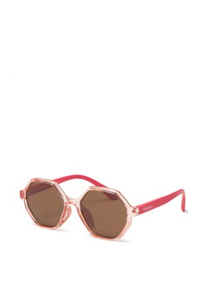 Lunettes de soleil à monture octogonale rose translucide avec verres marron et branches roses unies, une branche étiquetée « Kiddus ».