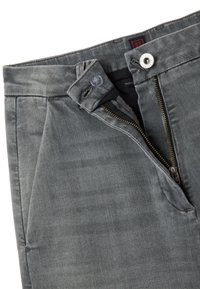 Grijze denim broek met een rits- en knoopsluiting, vo pockets en een iets vervaagde afwerking. Het materiaal is zacht met een gladde textuur.