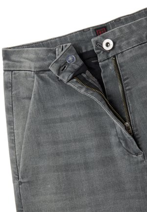 Graue Denim-Hose mit Reißverschluss und Knopfverschluss, vorderen Taschen und einem leicht ausgewaschenen Finish. Das Material ist weich mit einer glatten Textur.