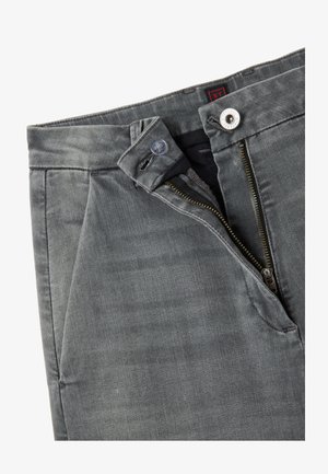 Pantalones de mezclilla gris con cierre de cremallera y botón, bolsillos delanteros y un acabado ligeramente decolorado. El material es suave con una textura lisa.