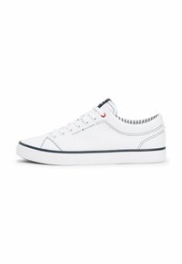Sneakers bianchi in tela con profilo basso, suola in gomma blu navy, occhielli rossi e fodera a righe in contrasto. Presentano il logo sul lato.