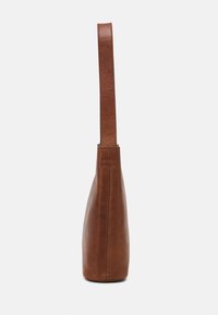 Brun læder tote taske med et enkelt langt håndtag, der har et slankt, tapered design og en glat tekstur.