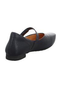 Marineblaue flache Lederschuh mit spitzer Zehenpartie, Knöchelriemen und einem niedrigen schwarzen Gummabsatz. Glatte Textur mit minimalen Nahtdetails.