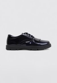 Zapatos de charol azul marino con punta redonda, diseño de cordones y suela de goma negra; cuenta con acentos decorativos de flecos.