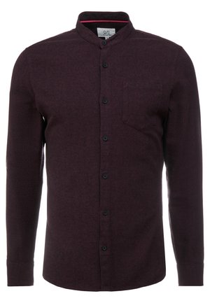Chemise bordeaux à manches longues avec col mandarin, boutons sur le devant et une poche poitrine, en tissu texturé.