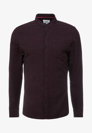Bordeauxfarbenes Langarmhemd mit Mandarinkragen, vorderen Knöpfen und einer Brusttasche, aus strukturiertem Stoff.