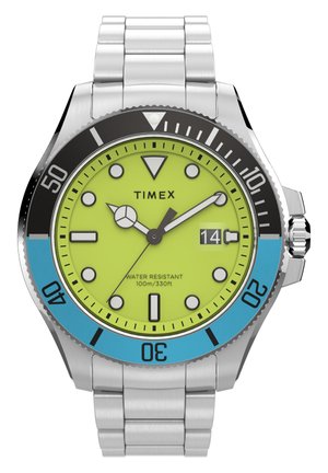 Montre Timex avec un cadran jaune vif, une lunette noire et bleue, un bracelet en acier inoxydable et des marqueurs d'heure lumineux. Étanche jusqu'à 100 m.