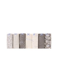 Set van vier paar damesokken in grijs, crème en met bloemenpatronen, met blauwe accenten en strikken. Zachte, getextureerde katoenstof.