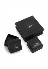 Sorte gaveæsker i forskellige størrelser med en logo på matte overflader og en etiket, der angiver genbrugsmaterialer.