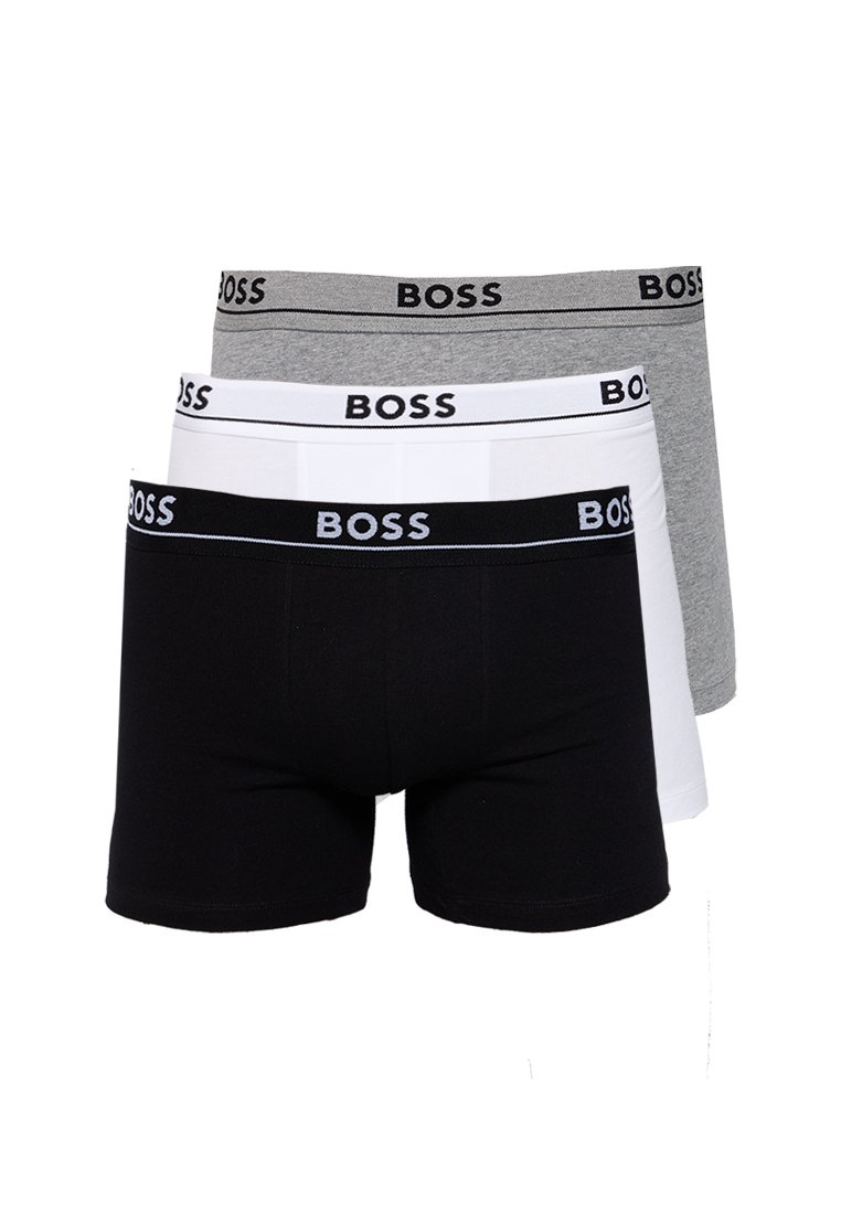 Trois paires de boxers pour hommes en noir, blanc et gris, avec des ceintures élastiques portant le nom de la marque « BOSS » en texte contrasté.
