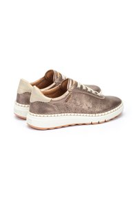 Chaussures à lacets en cuir métallisé marron avec un design perforé, accent de talon en cuir beige, semelle intermédiaire blanche et semelle extérieure en gomme texturée.